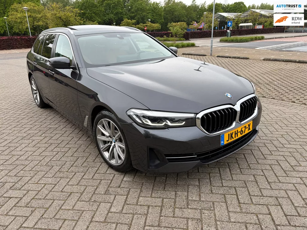 BMW 5-serie Touring 530e Business Edit Pano/TrekH. Zeer mooi