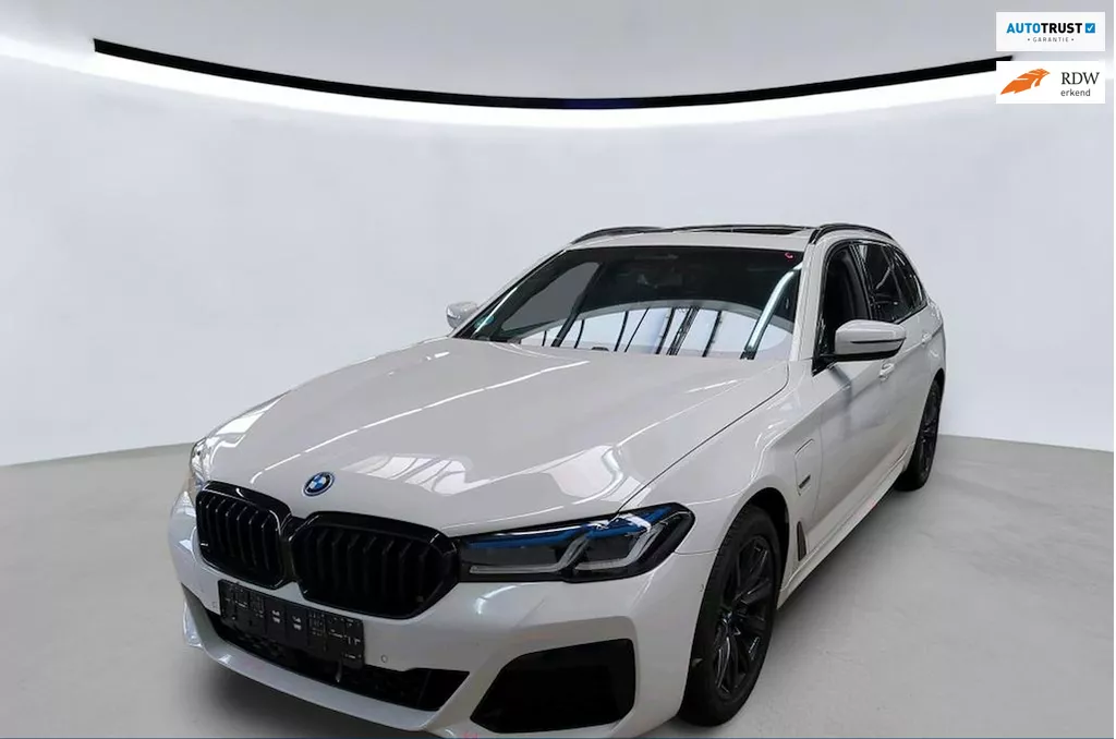 BMW 5-serie Touring 530e xDrive M-pakket Panodak Laserlight El. Trekhaak &ndash; All-in